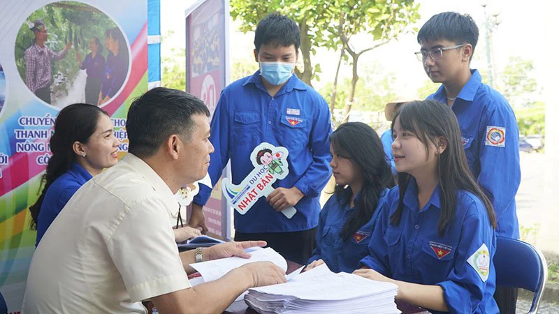 Học sinh, sinh viên tìm hiểu thông tin về nghề nghiệp tại các ngày hội, chương trình tư vấn, giới thiệu việc làm do Đoàn Thanh niên các cấp triển khai. (Ảnh: Trung ương Đoàn cung cấp)