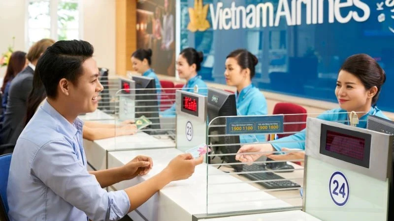 Giao dịch tại quầy dịch vụ của Vietnam Airlines. (Ảnh: nhandan.vn)