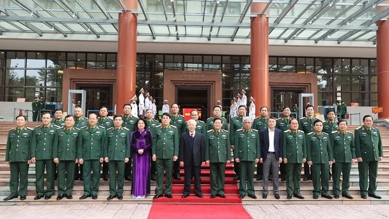 Tổng Bí thư, Chủ tịch nước Nguyễn Phú Trọng, Bí thư Quân ủy Trung ương; Đại tướng Ngô Xuân Lịch, Ủy viên Bộ Chính trị, Phó Bí thư Quân ủy Trung ương, Bộ trưởng Quốc phòng với các đại biểu dự Hội nghị Quân chính toàn quân năm 2020, ngày 7/12/2020, tại Hà Nội (Ảnh: TTXVN)