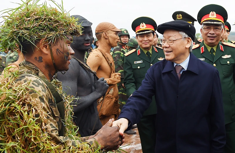 Tổng Bí thư Nguyễn Phú Trọng, Bí thư Quân ủy Trung ương kiểm tra công tác huấn luyện, sẵn sàng chiến đấu của một số đơn vị tại Trường bắn Quốc gia khu vực 1, ngày 19/11/2017. (Ảnh: TRỌNG HẢI/qdnd.vn)