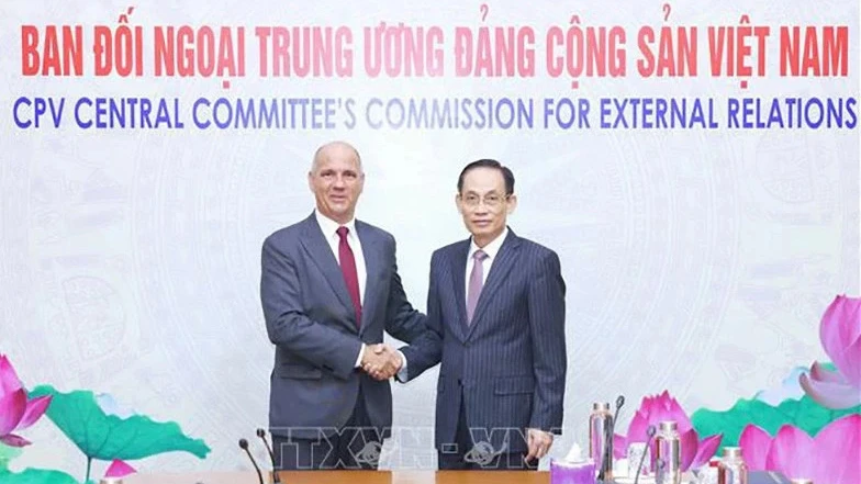 Trưởng Ban Đối ngoại Trung ương Lê Hoài Trung và Tổng Bí thư Đảng Cộng sản Bồ Đào Nha Paulo Raimundo. (Ảnh: TTXVN)