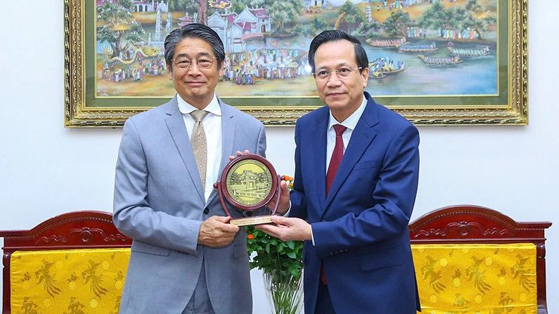 Bộ trưởng Lao động-Thương binh và Xã hội Đào Ngọc Dung và Đại sứ Nhật Bản Ito Naoki. (Ảnh: Molisa)