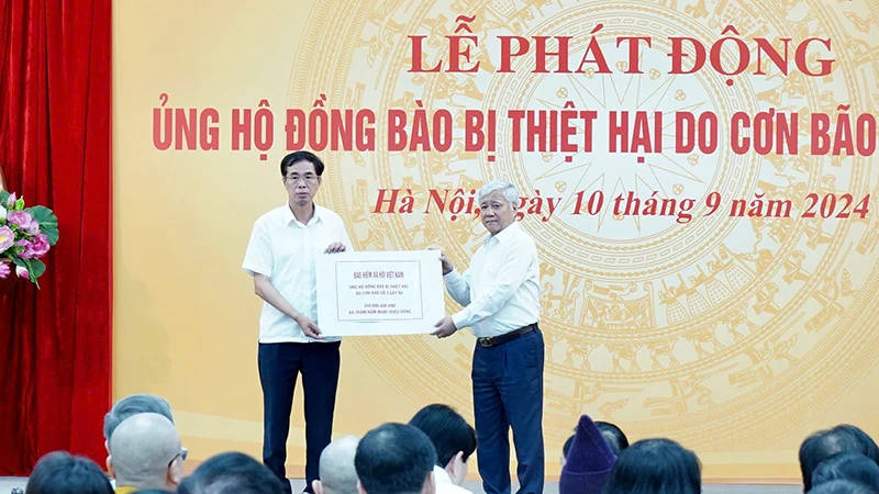 Thay mặt ngành bảo hiểm xã hội Việt Nam. Phó Tổng Giám đốc Đào Việt Ánh trao 350 triệu đồng ủng hộ đồng bào bị thiệt hại bởi bão số 3 tới Ủy ban Trung ương Mặt trận Tổ quốc Việt Nam. (Ảnh: VSS)