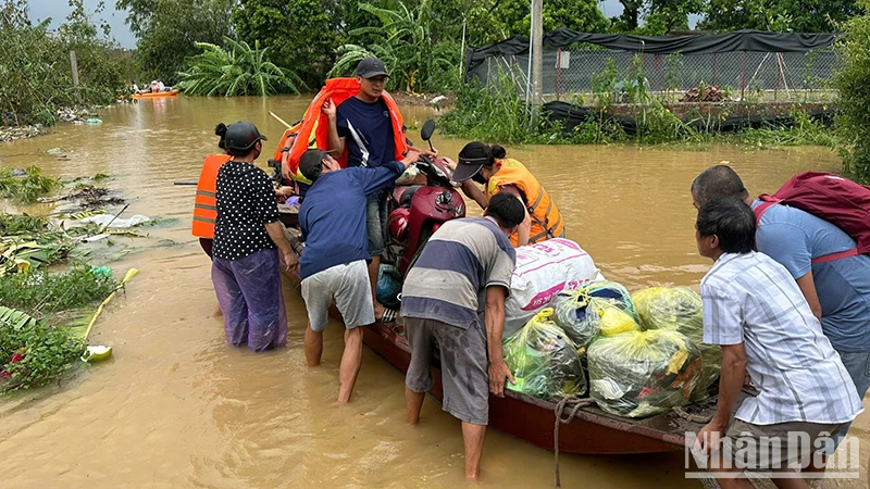 13 giờ ngày 10/9/2024, lực lượng chức năng hỗ trợ đưa người dân, tài sản tại khu vực ngập lụt ven sông Hồng thuộc phường Yên Phụ, quận Tây Hồ đến khu vực an toàn. (Ảnh: THỦY NGUYÊN)