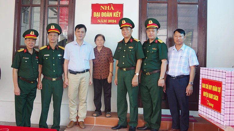 Lãnh đạo Bộ Chỉ huy Quân sự tỉnh Hải Dương dự lễ khánh thành và bàn giao Nhà đại đoàn kết tặng cựu chiến binh Trịnh Thị Tuyến, ở thôn Kinh Dương, xã Hiệp Cát, huyện Nam Sách.