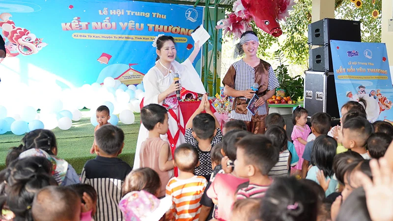 Lễ hội Trung thu và trao quà cho trẻ em tại Trường Mầm non xã Đắk Tờ Kan, huyện Tu Mơ Rông, tỉnh Kon Tum - địa điểm hỗ trợ đầu tiên của chương trình Quỹ Dinh dưỡng 