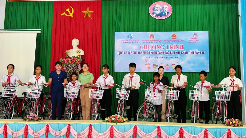 Trao xe đạp cho học sinh có hoàn cảnh khó khăn tại huyện Lắk, tỉnh Đắk Lắk. (Ảnh: Ban tổ chức)