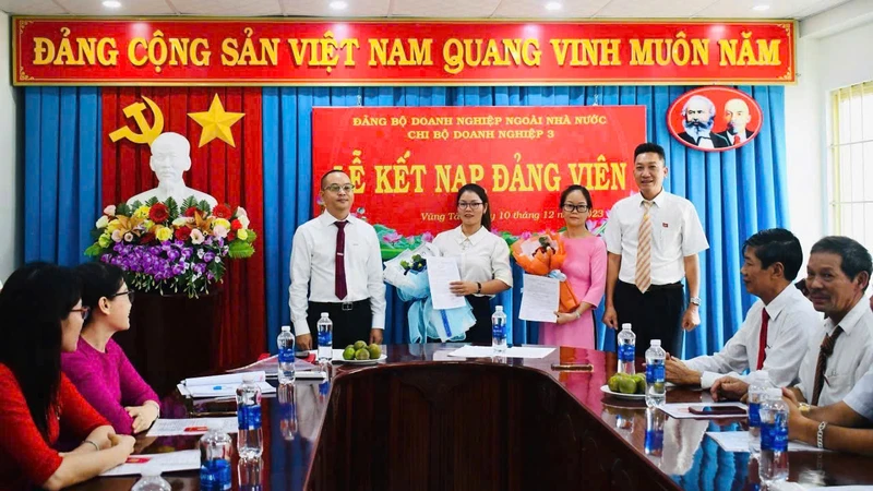 Đảng bộ Doanh nghiệp ngoài nhà nước thành phố Vũng Tàu tổ chức lễ kết nạp đảng viên.