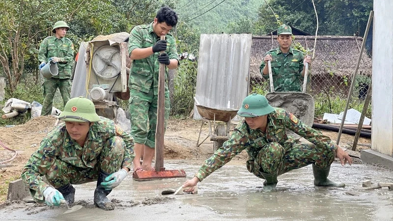 Bộ đội Đồn Biên phòng Tam Hợp, huyện Tương Dương, tỉnh Nghệ An hỗ trợ nhân dân làm đường giao thông. (Ảnh: nhandan.vn)