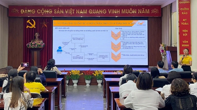 Bưu điện Trung tâm Hoàn Kiếm tập huấn, hướng dẫn sử dụng biên lai điện tử. (Ảnh HSS)