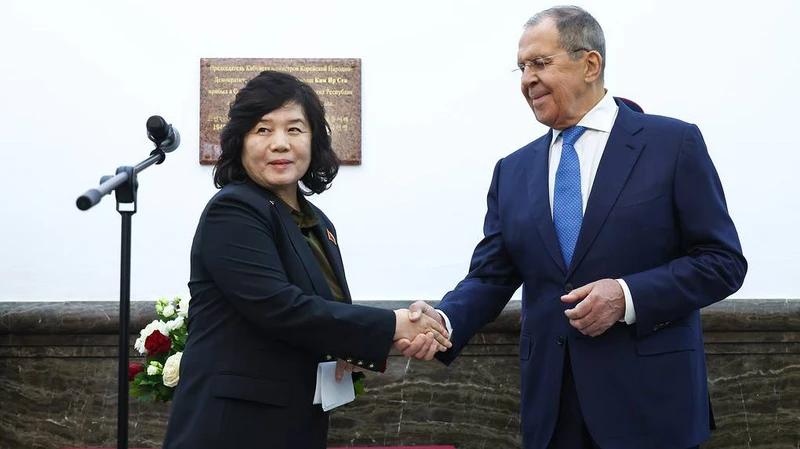 Bộ trưởng Ngoại giao Triều Tiên Choe Son Hui và Bộ trưởng Ngoại giao Nga Sergey Lavrov. (Ảnh TASS)