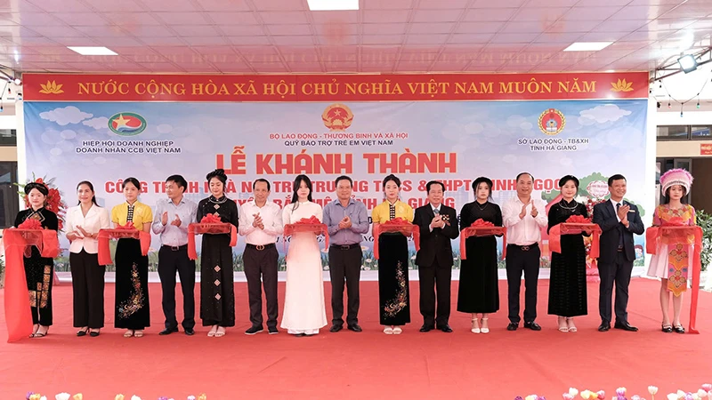 Các đại biểu cắt băng khánh thành nhà nội trú Trường trung học cơ sở và trung học phổ thông Minh Ngọc, Bắc Mê, Hà Giang. (Ảnh NFVC)