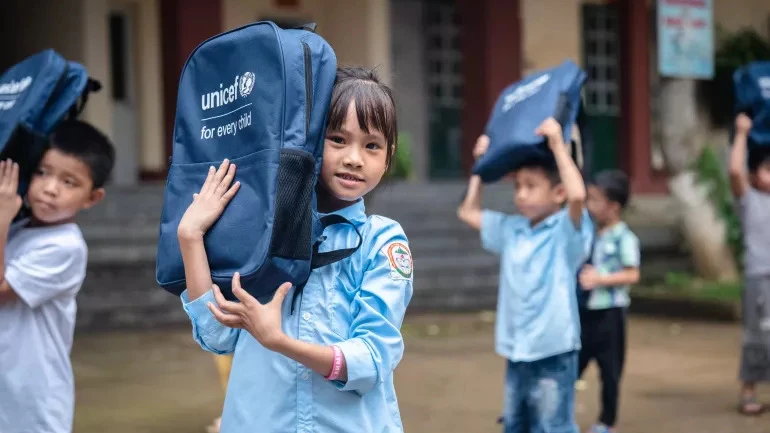 Trẻ em tại Trường Tiểu học và Trung học Cơ sở Phúc Khánh 1 tại Lào Cai nhận cặp sách với đồ dùng học tập thiết yếu từ hỗ trợ của UNICEF, ngày 29/9/2024. (Ảnh UNICEF tại Việt Nam)