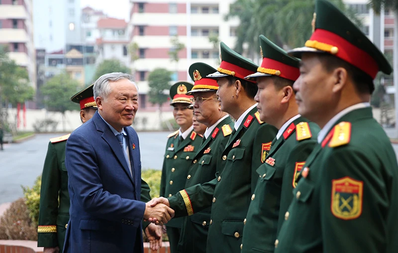 Phó Thủ tướng Thường trực Chính phủ Nguyễn Hòa Bình thăm và làm việc tại Binh chủng Pháo binh. (Ảnh: VGP)