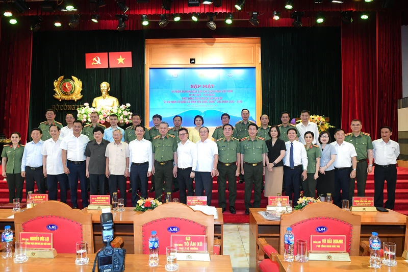 Bộ trưởng, Đại tướng Tô Lâm chụp ảnh cùng lãnh đạo các cơ quan báo chí.