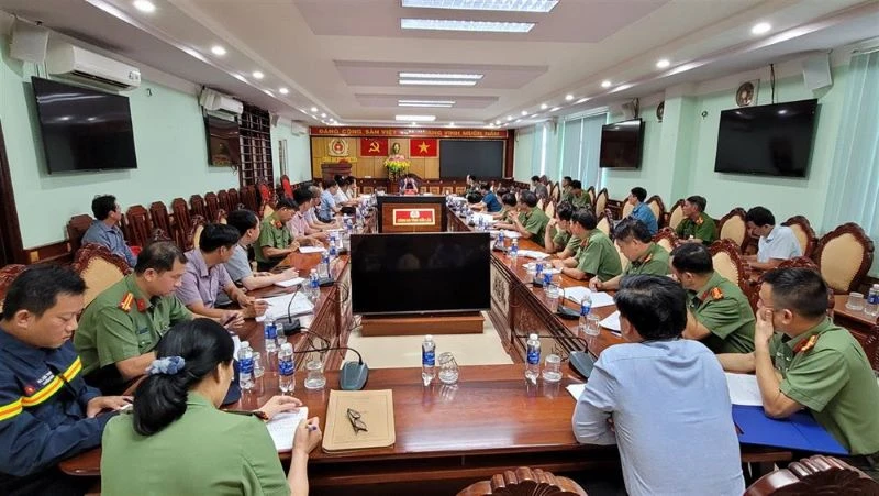 Thượng tướng Lương Tam Quang, Ủy viên Trung ương Đảng, Thứ trưởng Công an chủ trì cuộc họp với các đơn vị để bảo đảm tình hình an ninh, trật tự trên địa bàn tỉnh Đắk Lắk.