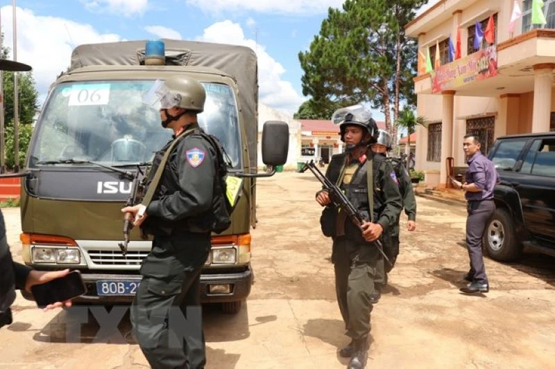 Cảnh sát Cơ động, Cảnh sát đặc nhiệm, Công an tỉnh Đắk Lắk, lực lượng đặc nhiệm Quân khu 5 phối hợp triển khai phương án vây bắt các đối tượng. Ảnh: TTXVN