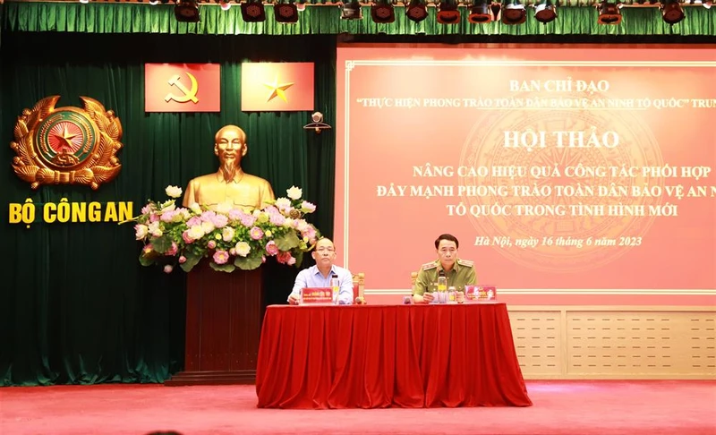 Thứ trưởng Công an Lê Quốc Hùng và Phó Chủ tịch Ủy ban Trung ương Mặt trận Tổ quốc Việt Nam Hoàng Công Thủy chủ trì hội thảo.