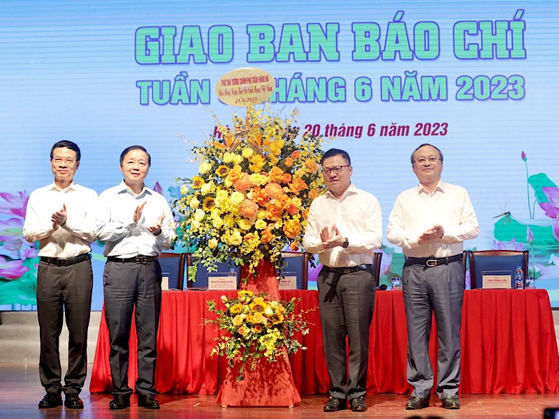 Phó Thủ tướng Trần Hồng Hà tặng hoa giới báo chí nhân dịp 98 năm Ngày Báo chí cách mạng Việt Nam.