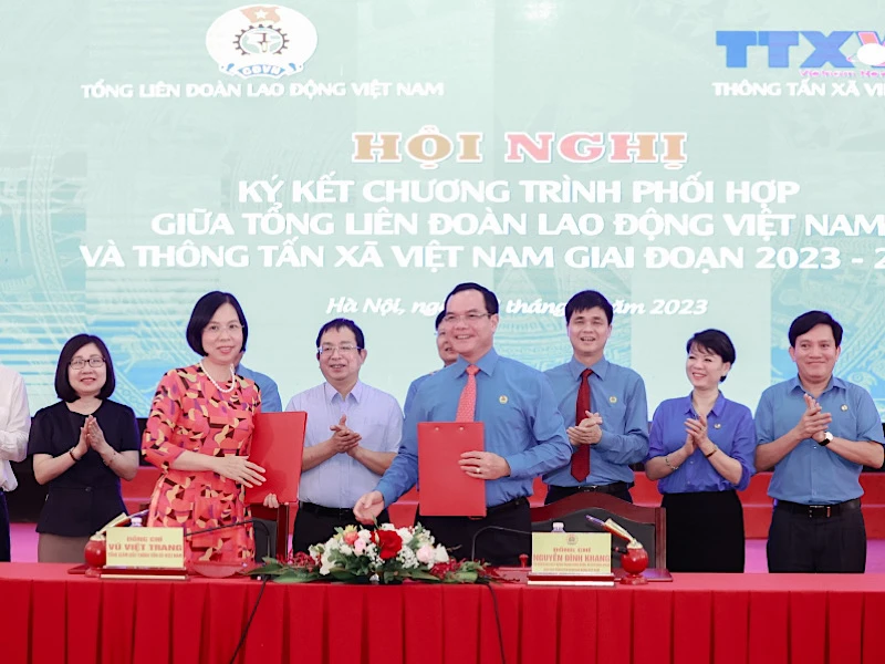 Chủ tịch Tổng Liên đoàn lao động Việt Nam Nguyễn Đình Khang và Tổng Giám đốc Thông tấn xã Việt Nam Vũ Việt Trang ký Chương trình phối hợp giai đoạn 2023-2028.