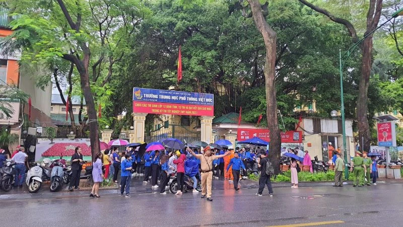 Phòng Cảnh sát giao thông TP Hà Nội phân luồng tại các địa điểm thi trên địa bàn Thủ đô.