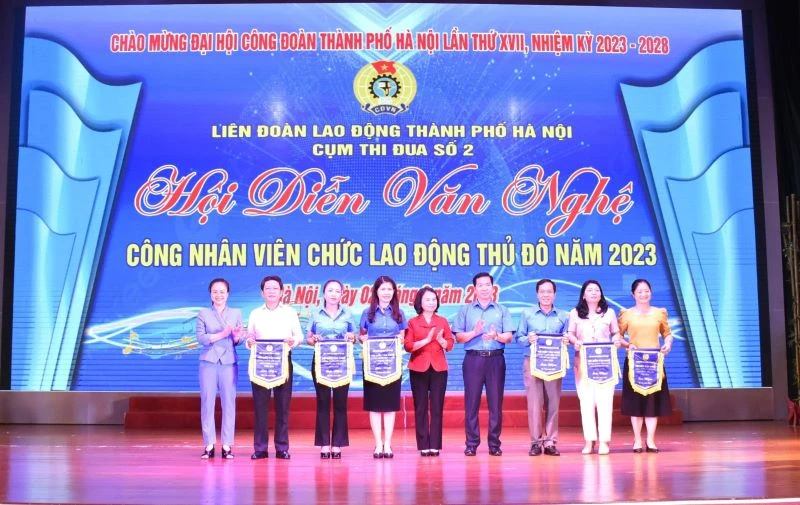 Liên đoàn Lao động thành phố Hà Nội trao cờ lưu niệm cho các đơn vị tham gia Hội diễn.