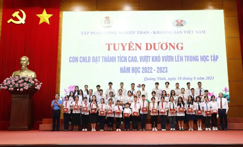 Khen thưởng các cháu học sinh đạt thành tích xuất sắc năm học 2022-2023.