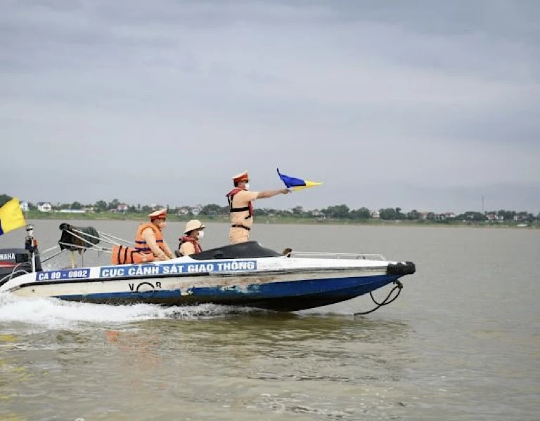 Lực lượng Cảnh sát giao thông đường thuỷ tăng cường tuần tra, kiểm soát trên khu vực sông Hồng.