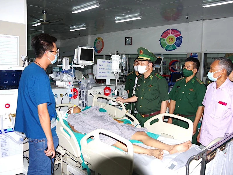 Thiếu tướng Trần Văn Bừng thăm, động viên gia đình Thiếu tá Nguyễn Văn Chương. 