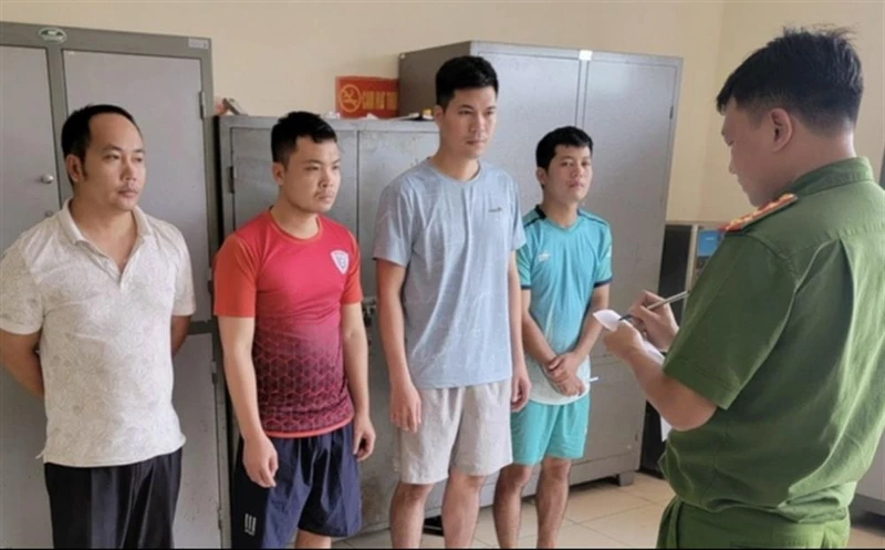 Các đối tượng tại cơ quan công an.