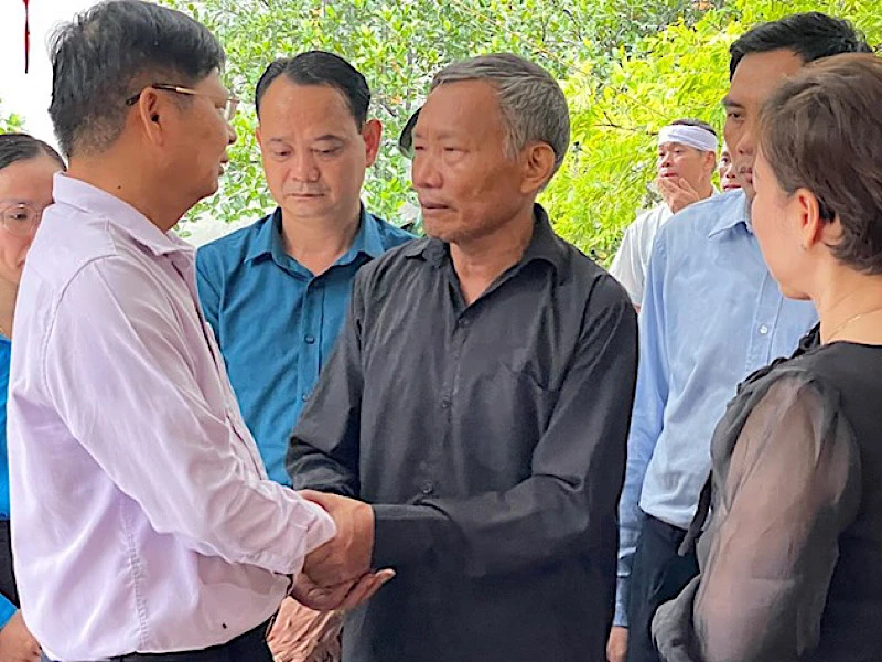 Đồng chí Phan Văn Anh thăm hỏi, động viên gia đình đoàn viên Trần Thị Thịnh.