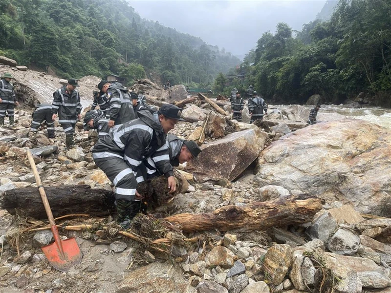 Cảnh sát cơ động đóng quân tại Lào Cai tổ chức xuống địa bàn làm nhiệm vụ cứu hộ, cứu nạn, khắc phục hậu quả sau mưa lũ.