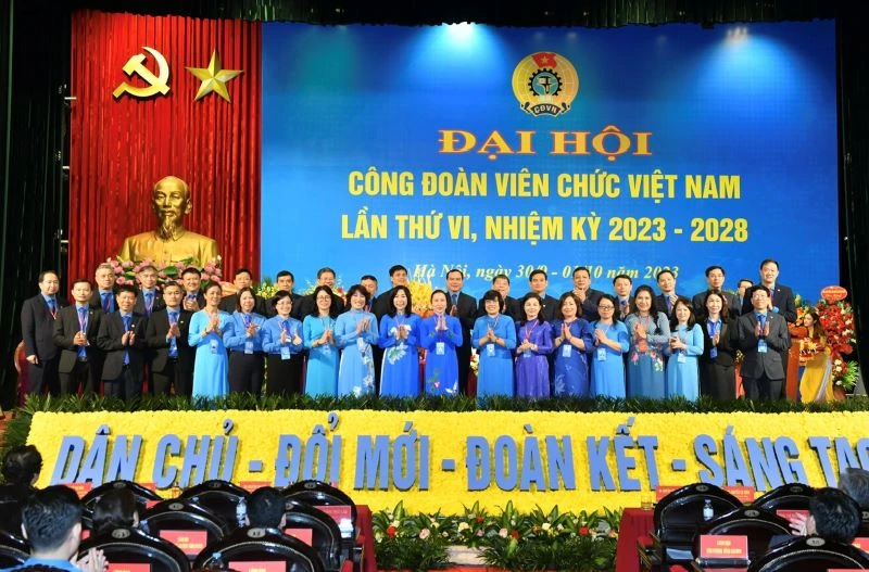 Chủ tịch Tổng liên đoàn Lao động Việt Nam Nguyễn Đình Khang tặng hoa chúc mừng Ban Chấp hành Công đoàn viên chức Việt Nam khóa 2023-2028