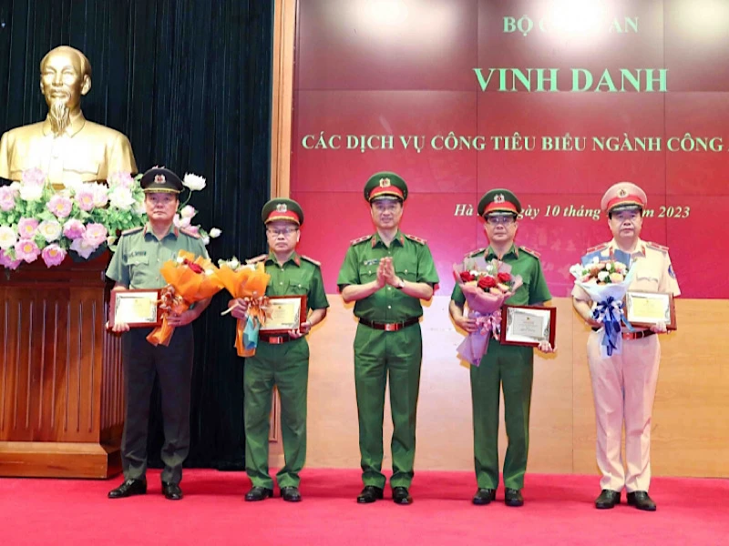 Thứ trưởng Công an Nguyễn Duy Ngọc tặng hoa chúc mừng các đơn vị có dịch vụ công trực tuyến tiêu biểu của ngành Công an.