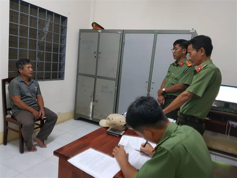 Cơ quan An ninh điều tra Công an tỉnh Kiên Giang lấy lời khai bị can Phạm Chí Dũng.
