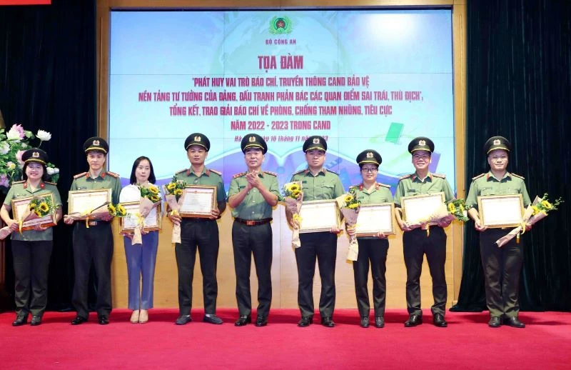 Trao thưởng tặng các tập thể, cá nhân đoạt giải thưởng trong Cuộc thi Giải báo chí về phòng, chống tham nhũng, tiêu cực năm 2022-2023 trong Công an nhân dân.