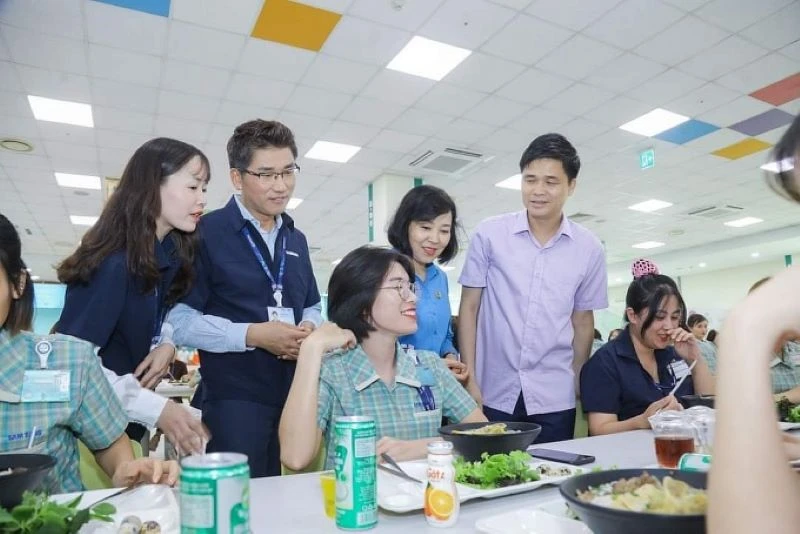 Lãnh đạo Tổng Liên đoàn Lao động Việt Nam, Liên đoàn Lao động tỉnh Bắc Ninh thăm hỏi người lao động trong Bữa cơm công đoàn tại Công ty TNHH Samsung Việt Nam. (Ảnh: Công ty TNHH Samsung Việt Nam).