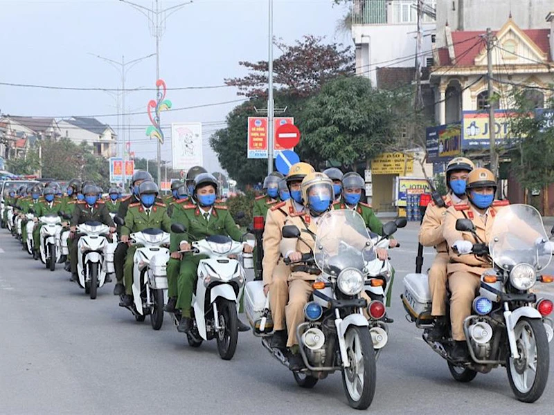 Lực lượng Công an nhân dân ra quân bảo đảm an ninh trật tự.