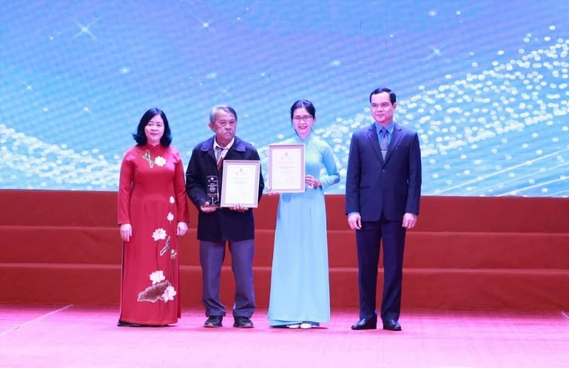Tác giả Nguyễn Trí, (người thứ hai từ trái sang) nhận giải Nhất trong Lễ trao giải Cuộc thi sáng tác văn học về đề tài Công nhân và Công đoàn.