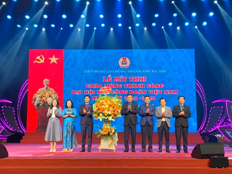 Lãnh đạo Liên đoàn Lao động thành phố Hà Nội chúc mừng thành công Đại hội XIII Công đoàn Việt Nam.
