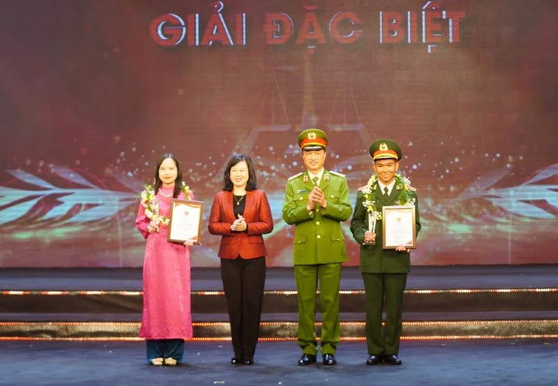 Trung tướng Nguyễn Duy Ngọc và Bộ trưởng Y tế Đào Hồng Lan trao giải tặng hai thí sinh đạt giải đặc biệt trực tuyến và tự luận.
