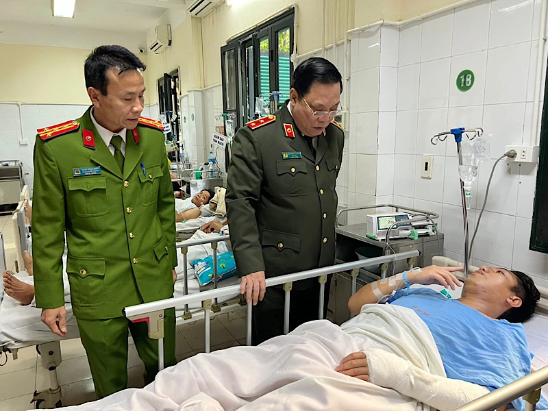Giám đốc Công an thành phố Hà Nội Nguyễn Hải Trung thăm hỏi, động viên Thượng úy Trương Văn Tú.