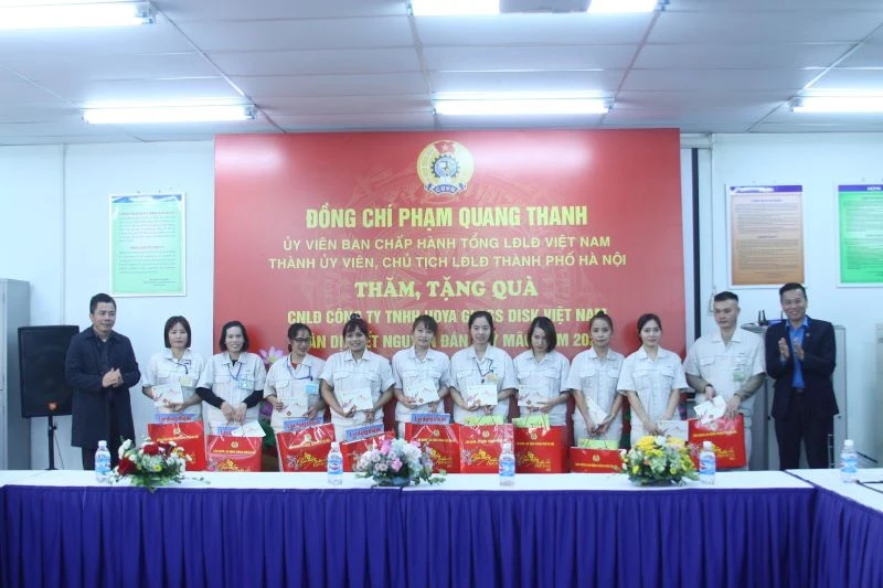 Chủ tịch Liên đoàn Lao động thành phố Phạm Quang Thanh trao quà Tết tặng công nhân lao động Công ty TNHH HOYA Glass Disk Việt Nam dịp Tết Quý Mão 2023.