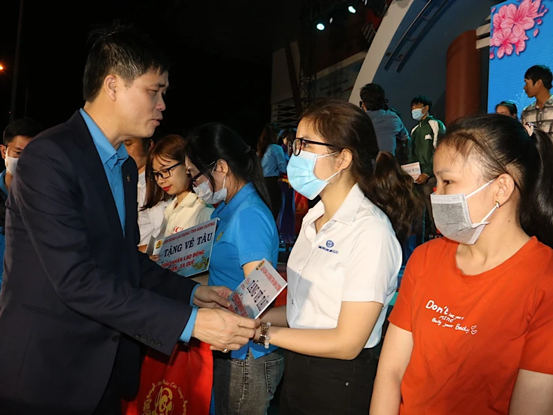 Phó Chủ tịch Tổng Liên đoàn Lao động Việt Nam Ngọ Duy Hiểu trao vé tàu Tết năm 2023 tặng đoàn viên, người lao động.