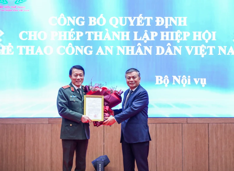 Thứ trưởng Bộ Nội vụ Nguyễn Trọng Thừa trao Quyết định thành lập Hiệp hội thể thao Công an nhân dân Việt Nam cho Thứ trưởng Lương Tam Quang, Trưởng Ban Vận động thành lập Hiệp hội.