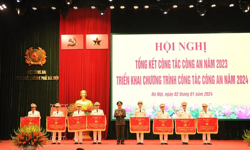 Bộ trưởng Công an Tô Lâm trao cờ thi đua tặng 8 tập thể.