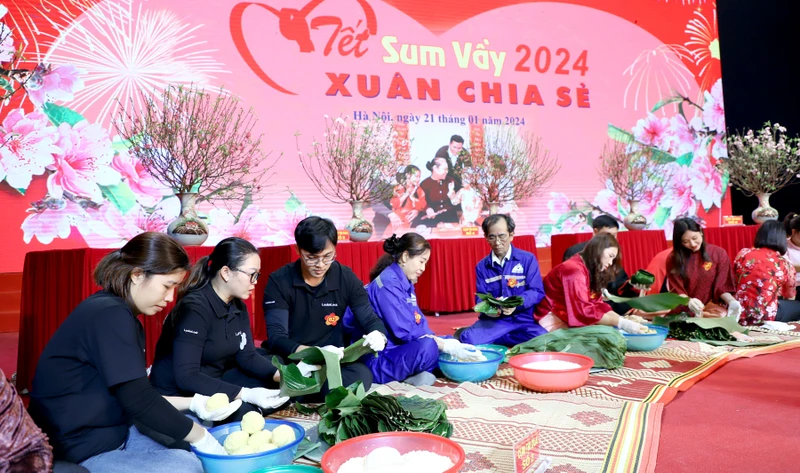 Tết Sum vầy-Xuân chia sẻ năm 2024 do Tổng Liên đoàn Lao động Việt Nam giao Liên đoàn Lao động thành phố Hà Nội tổ chức.