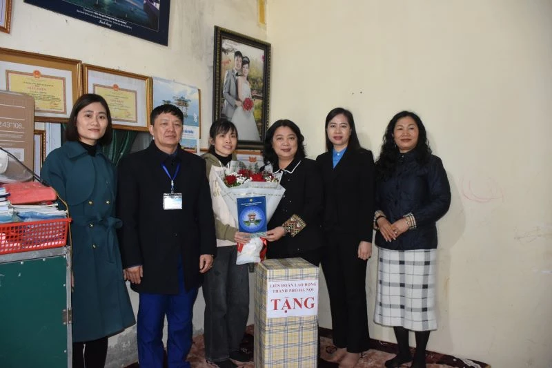 Phó Chủ tịch Liên đoàn Lao động thành phố Hà Nội Nguyễn Thị Thu Thủy cùng đoàn công tác trao quà tặng đoàn viên Phùng Thị Ánh Tuyết.