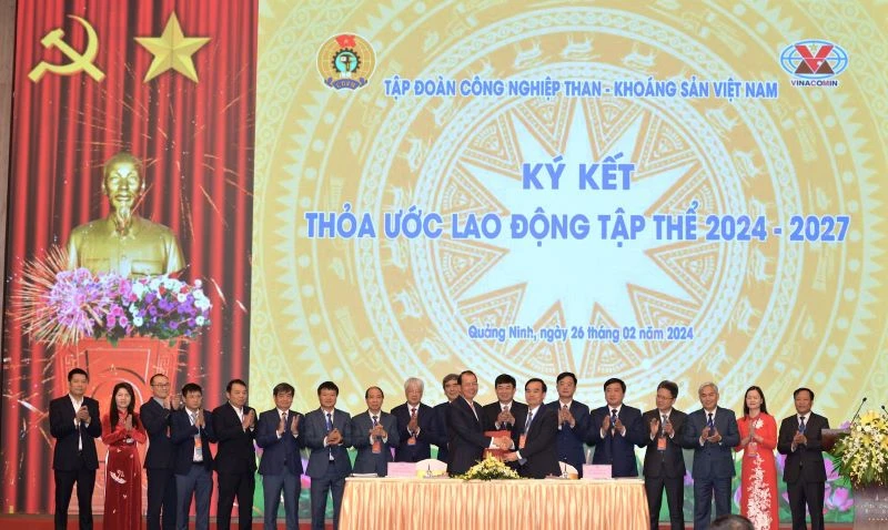 Tổng Giám đốc TKV Đặng Thanh Hải và Chủ tịch Công đoàn TKV Lê Thanh Xuân ký kết thỏa ước lao động tập thể giai đoạn 2024-2027.