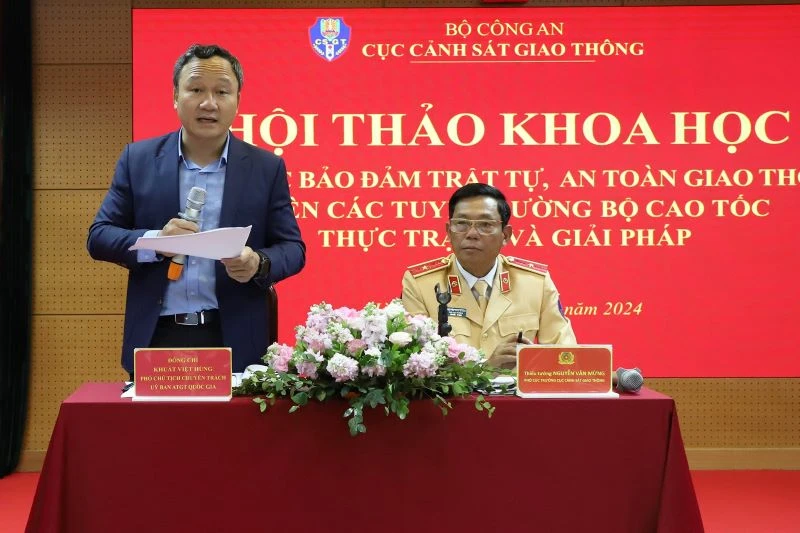 Thiếu tướng Nguyễn Văn Mừng, Phó Cục trưởng Cục Cảnh sát giao thông và Phó Chủ tịch chuyên trách Ủy ban An toàn giao thông quốc gia chủ trì hội thảo.